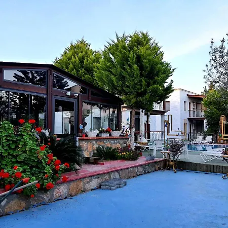 מלון דירות Stone House 4*