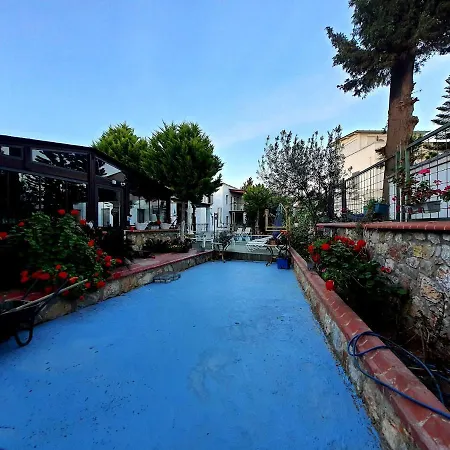 מלון דירות Stone House 4*